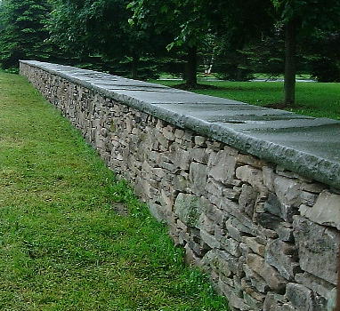 Random Fieldstone Wall with Natural Cleft Rocked Edge Capstone