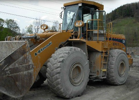 Typical rubber tired loader used for block handling